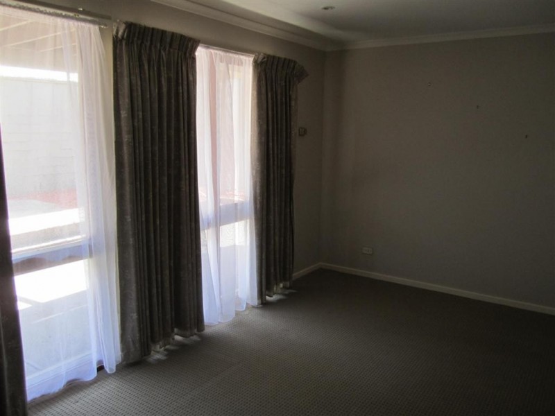 68  RIDDELL ROAD, Sunbury VIC 3429