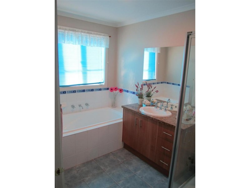 15 GOLFLINKS DRIVE, Sunbury VIC 3429