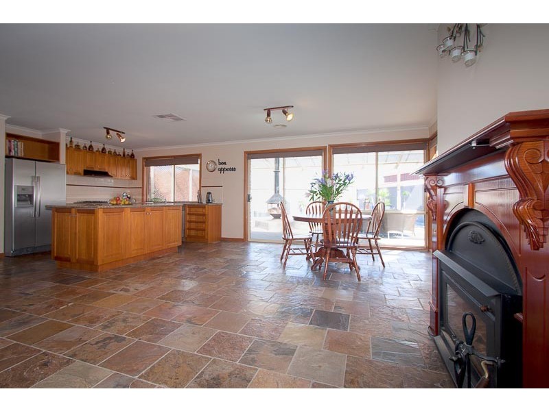 15 Rolling Meadows Drive, Sunbury VIC 3429