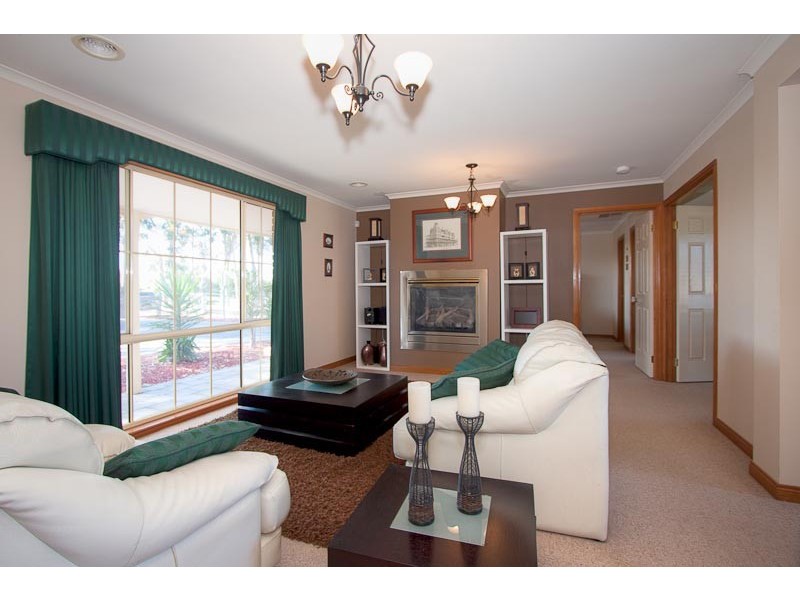 15 Rolling Meadows Drive, Sunbury VIC 3429