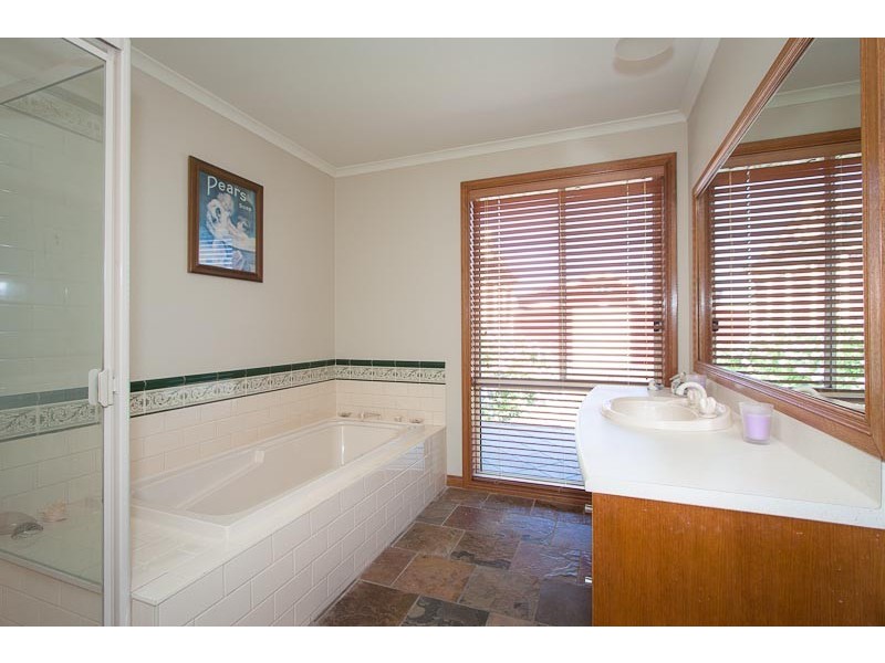 15 Rolling Meadows Drive, Sunbury VIC 3429
