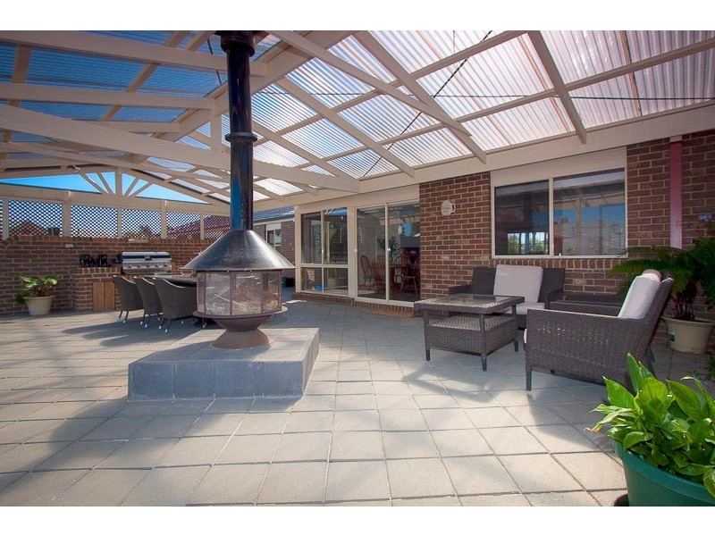 15 Rolling Meadows Drive, Sunbury VIC 3429