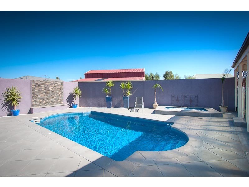 15 Rolling Meadows Drive, Sunbury VIC 3429