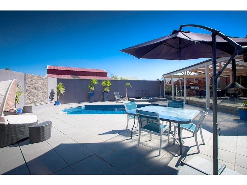 15 Rolling Meadows Drive, Sunbury VIC 3429