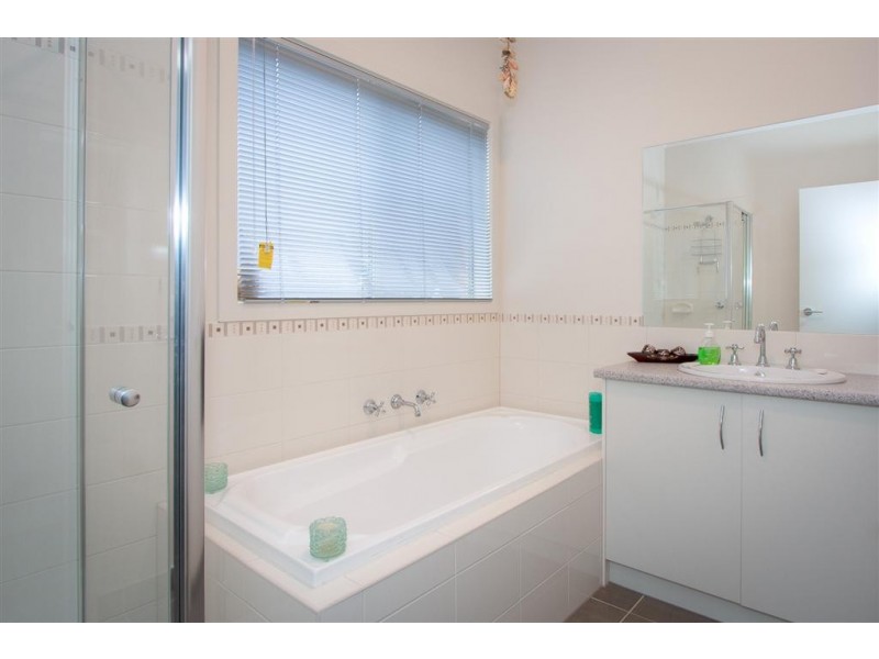 2/37 Stewarts Lane, Sunbury VIC 3429