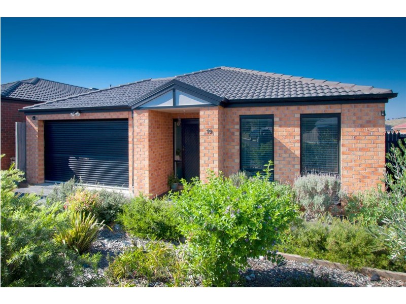 19 Fingleton Crescent, Sunbury VIC 3429