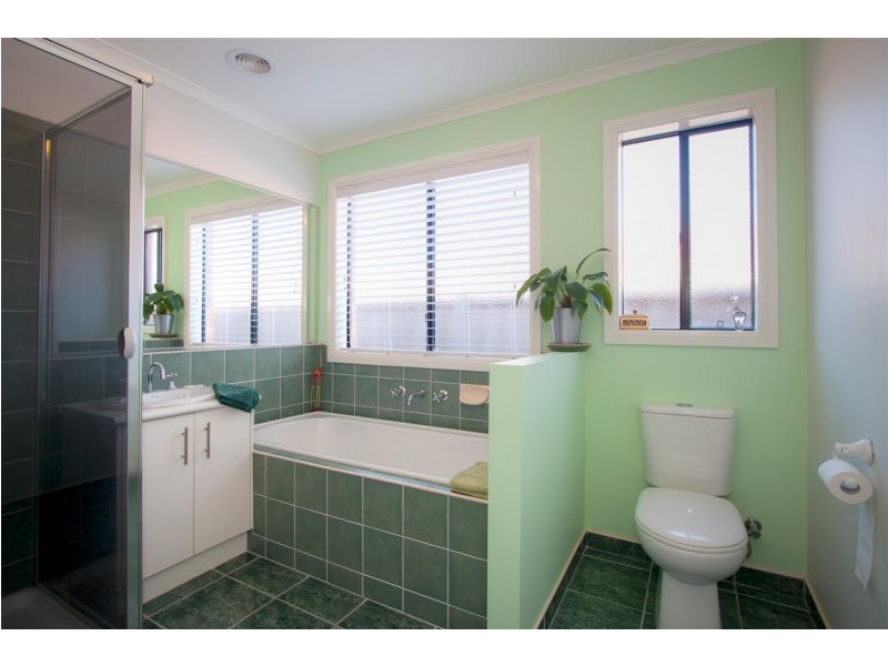 19 Fingleton Crescent, Sunbury VIC 3429