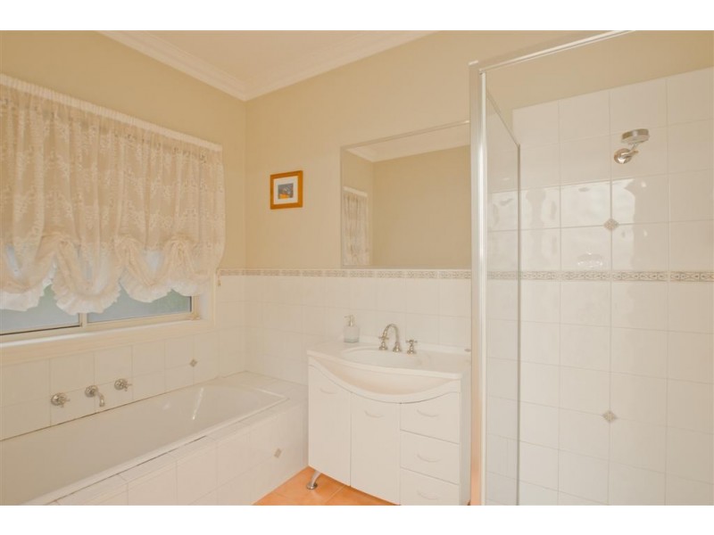 33 Stewarts Lane, Sunbury VIC 3429