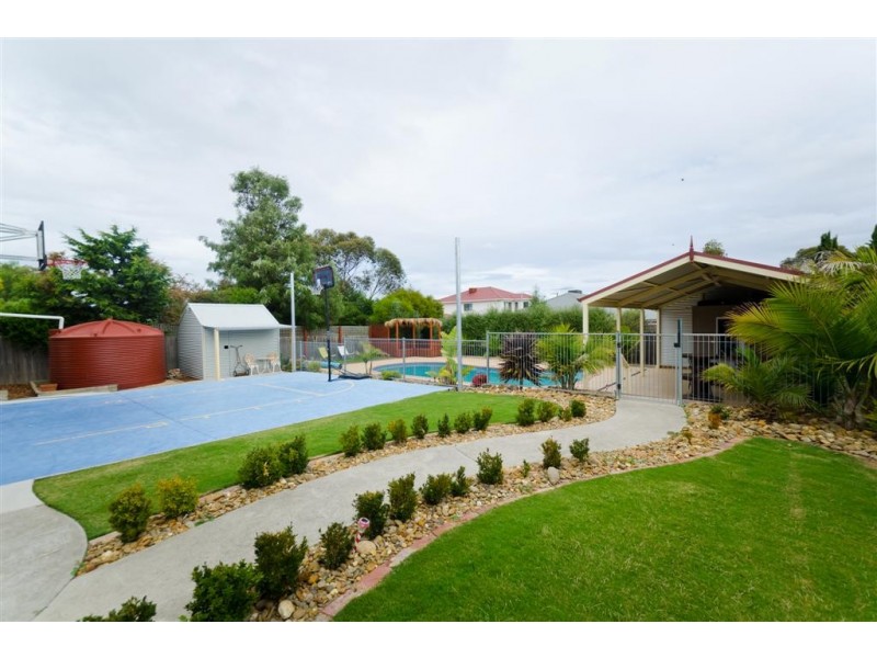 33 Stewarts Lane, Sunbury VIC 3429