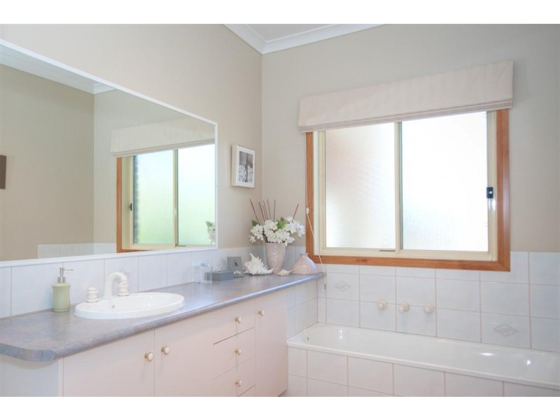 24 Yellow Gum Boulevard, Sunbury VIC 3429