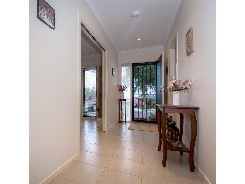 6 Sandpiper Grove, Sunbury VIC 3429