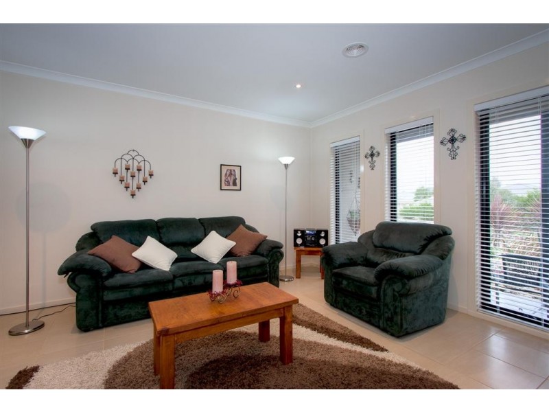 6 Sandpiper Grove, Sunbury VIC 3429