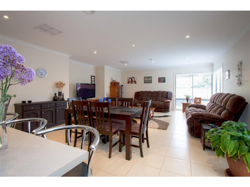 6 Sandpiper Grove, Sunbury VIC 3429