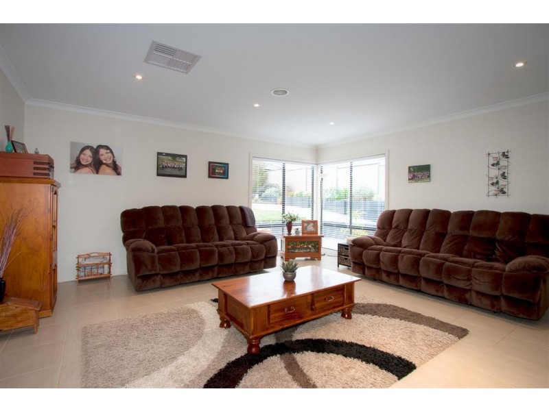 6 Sandpiper Grove, Sunbury VIC 3429