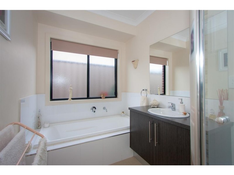 6 Sandpiper Grove, Sunbury VIC 3429