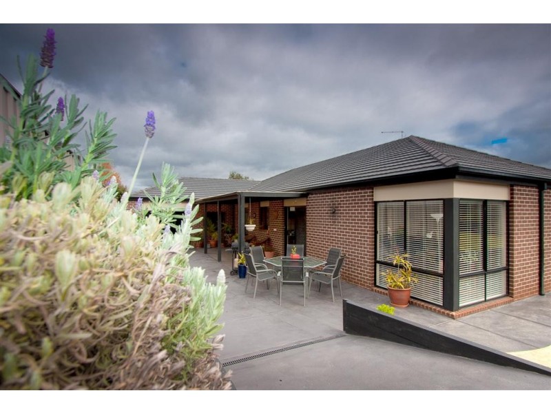 6 Sandpiper Grove, Sunbury VIC 3429