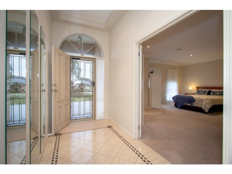 8 Orchardview Grove, Sunbury VIC 3429