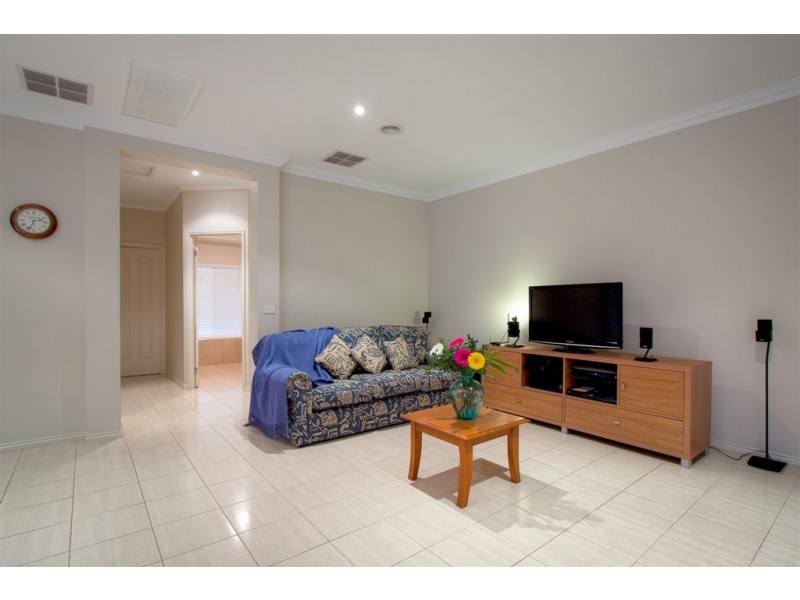 8 Orchardview Grove, Sunbury VIC 3429