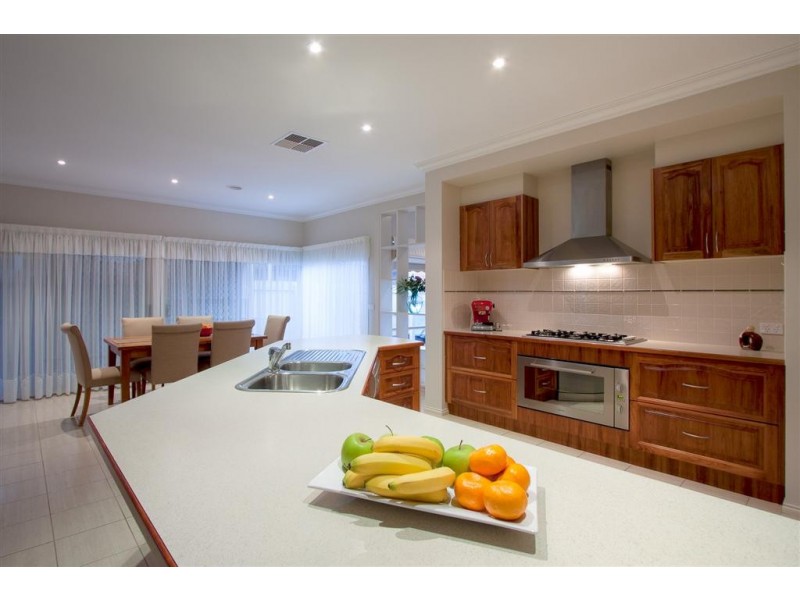 8 Orchardview Grove, Sunbury VIC 3429