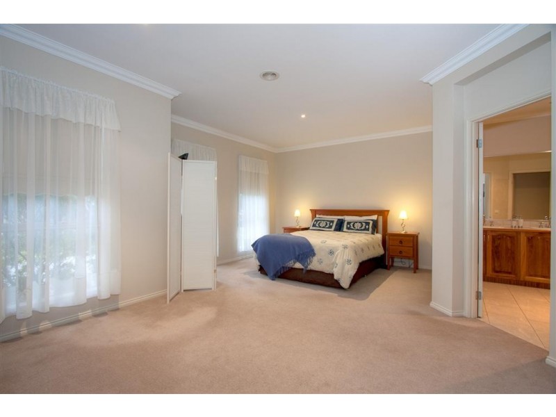 8 Orchardview Grove, Sunbury VIC 3429