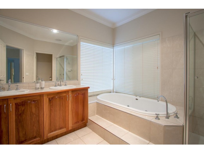 8 Orchardview Grove, Sunbury VIC 3429