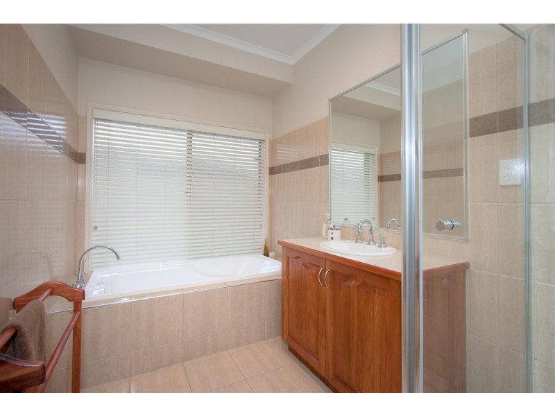 8 Orchardview Grove, Sunbury VIC 3429