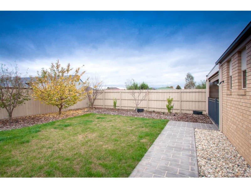 8 Orchardview Grove, Sunbury VIC 3429