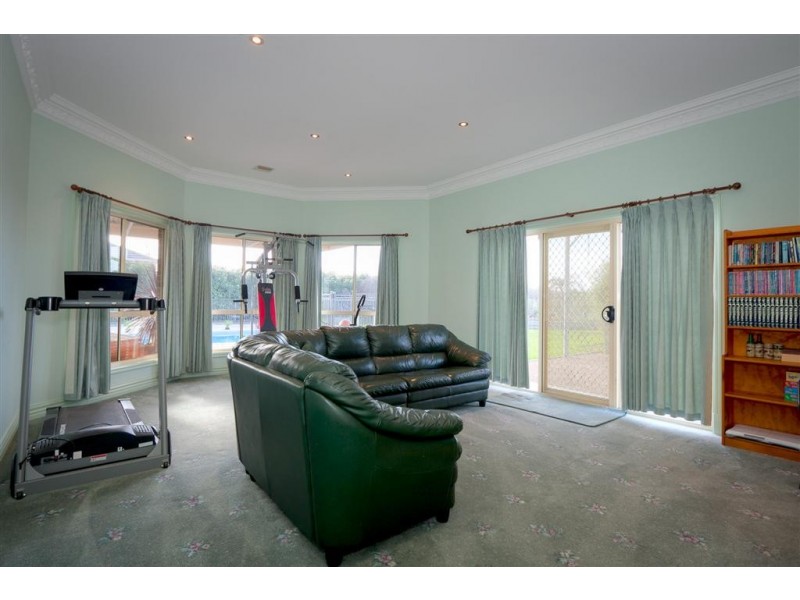 6 Rupertsdale Road, Sunbury VIC 3429