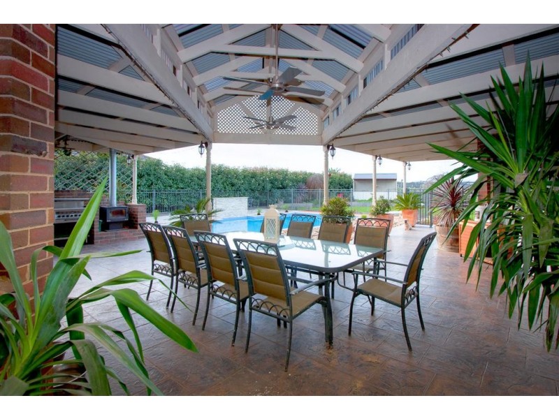 6 Rupertsdale Road, Sunbury VIC 3429