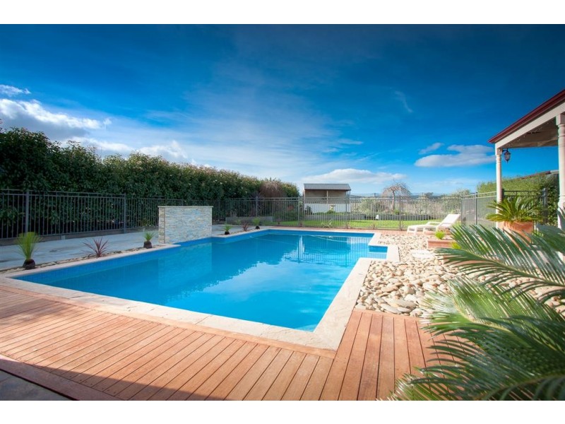 6 Rupertsdale Road, Sunbury VIC 3429