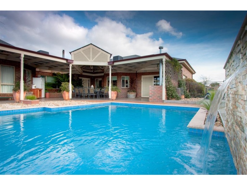 6 Rupertsdale Road, Sunbury VIC 3429