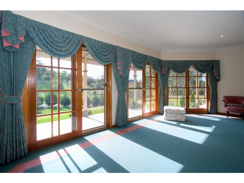 2 Valley View Crescent, Sunbury VIC 3429