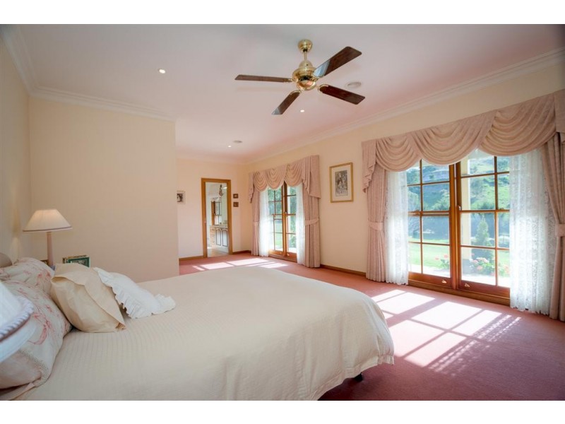 2 Valley View Crescent, Sunbury VIC 3429