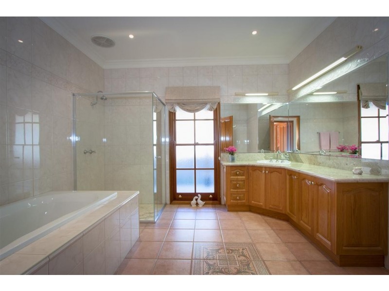 2 Valley View Crescent, Sunbury VIC 3429