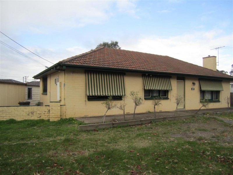 327 ELIZABETH DRIVE, Sunbury VIC 3429