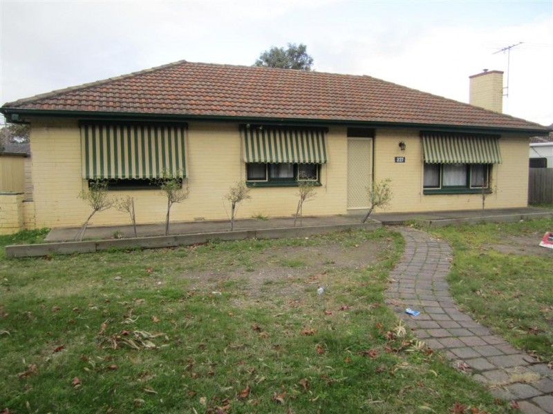 327 ELIZABETH DRIVE, Sunbury VIC 3429