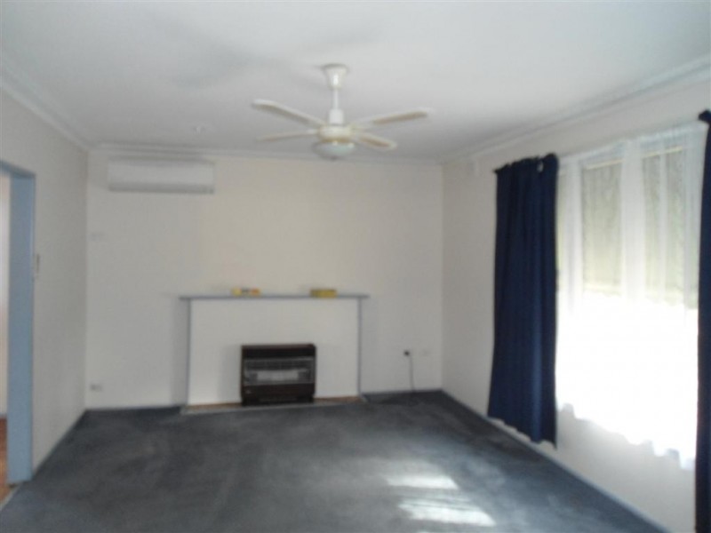 327 ELIZABETH DRIVE, Sunbury VIC 3429