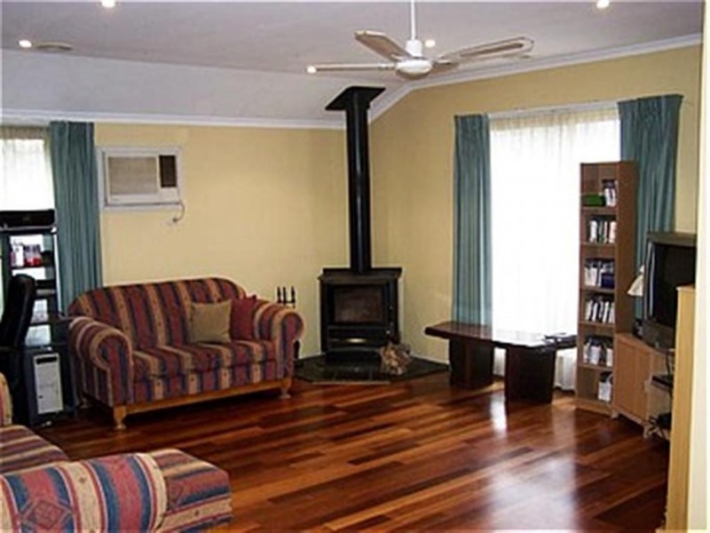 8 KINGSLEY DRIVE, Sunbury VIC 3429