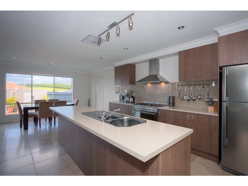 27 Wicket Street, Sunbury VIC 3429