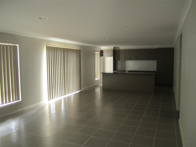 2/35 MAIDEN DRIVE, Sunbury VIC 3429