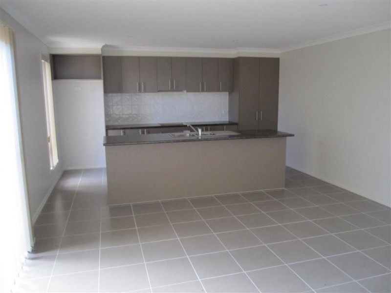 2/35 MAIDEN DRIVE, Sunbury VIC 3429