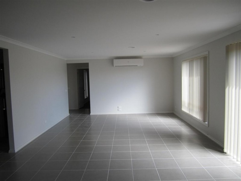 2/35 MAIDEN DRIVE, Sunbury VIC 3429