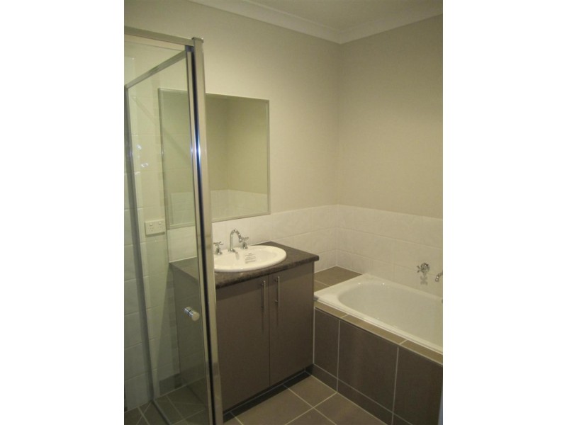 2/35 MAIDEN DRIVE, Sunbury VIC 3429