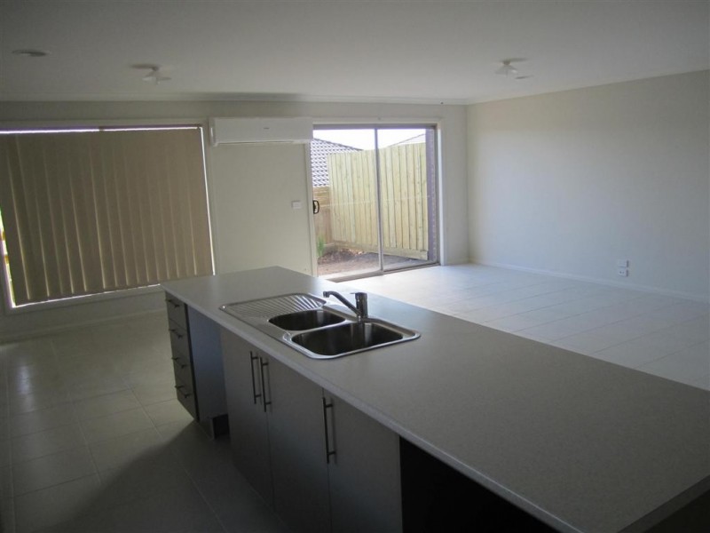 1/13 PADS WAY, Sunbury VIC 3429