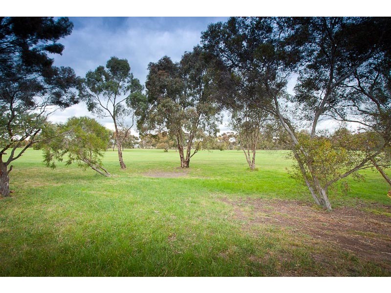77 Muirfield Drive, Sunbury VIC 3429
