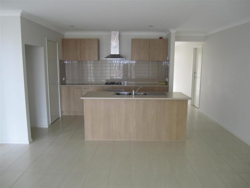 141 PHILLIP DRIVE, Sunbury VIC 3429