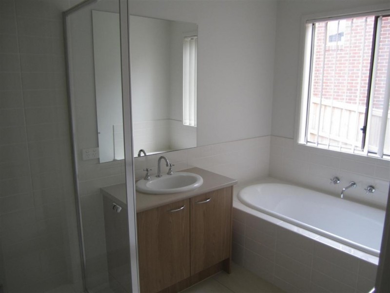 141 PHILLIP DRIVE, Sunbury VIC 3429