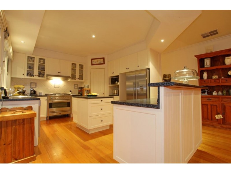 27 Canterbury Avenue, Sunbury VIC 3429