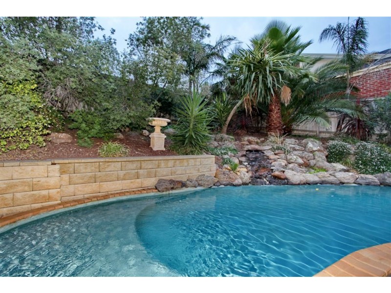 27 Canterbury Avenue, Sunbury VIC 3429