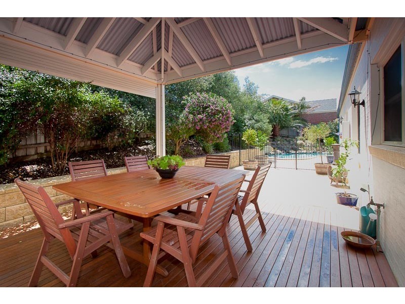 27 Canterbury Avenue, Sunbury VIC 3429